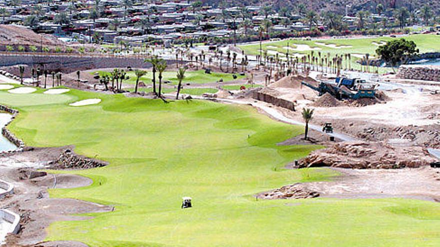 Imagen del campo de golf y parte de la urbanización ya construida de Anfi Tauro.
