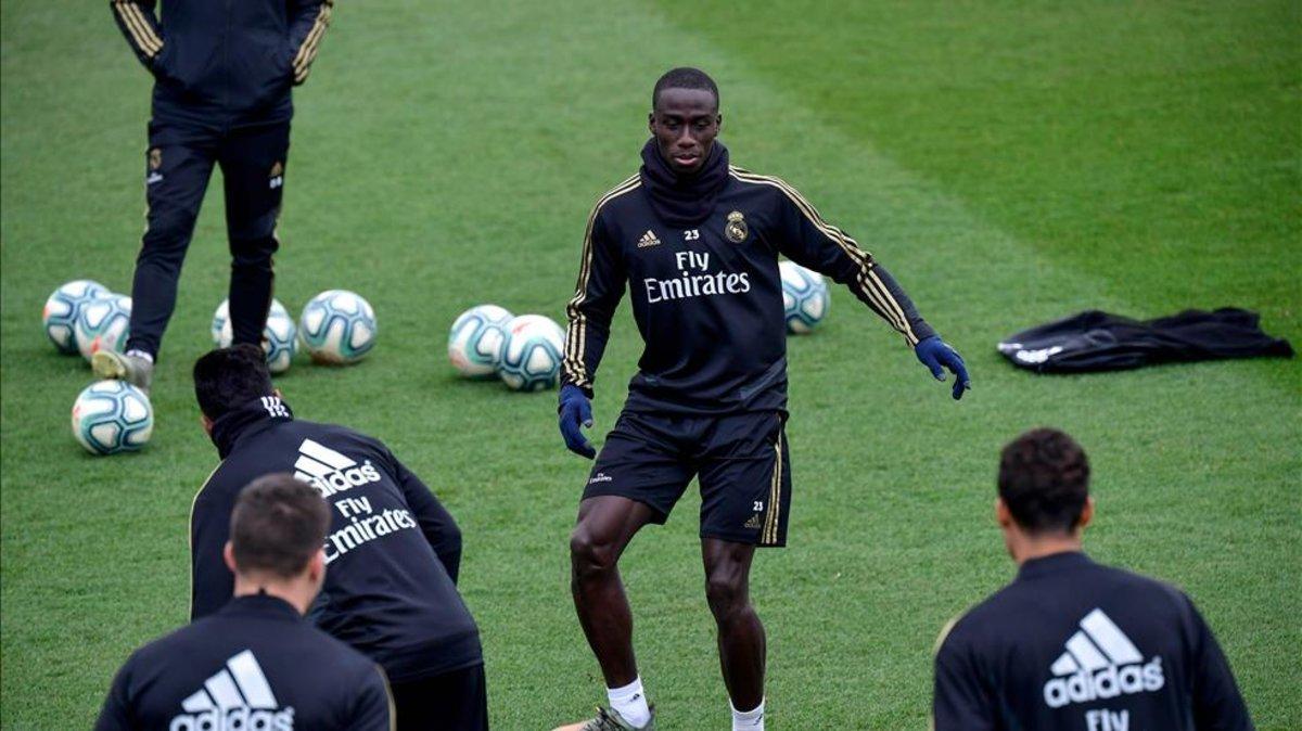 Mendy descansó en Mestalla por sanción