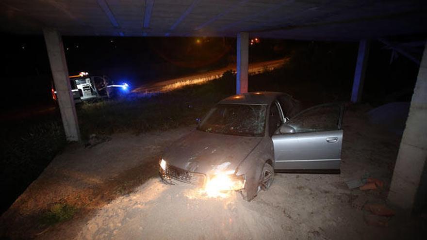 Herido al caer con su coche por un desnivel de 4 metros