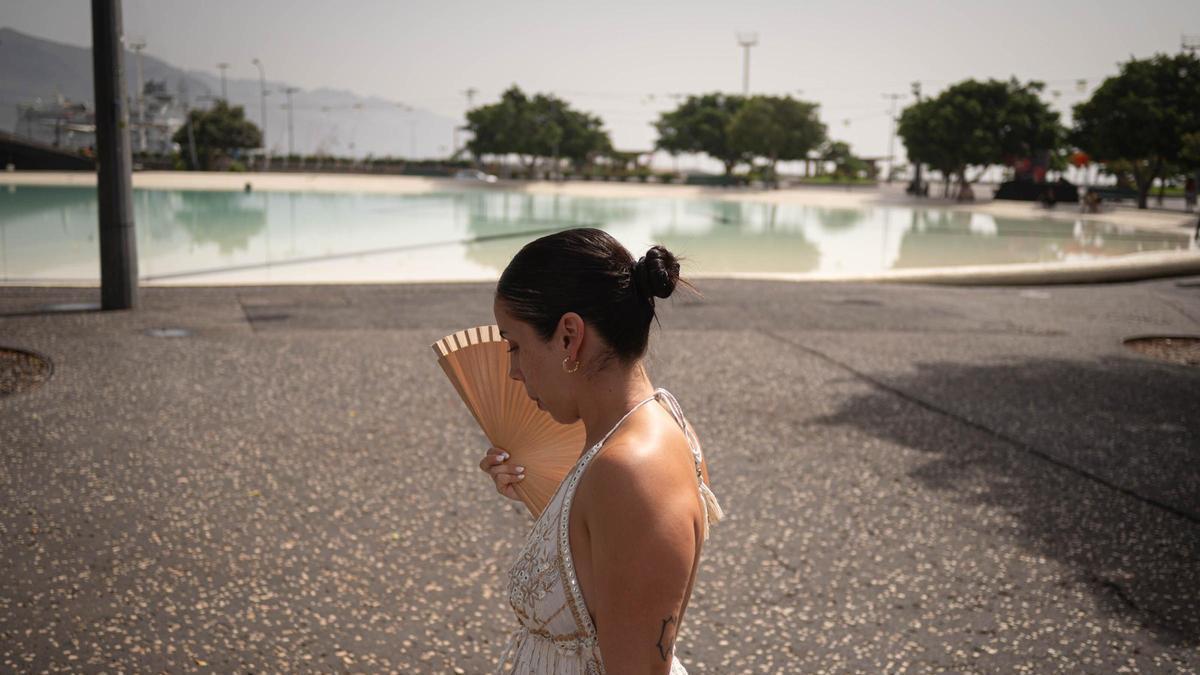 Una ciudadana se abanica para combatir el calor, en Santa Cruz de Tenerife.
