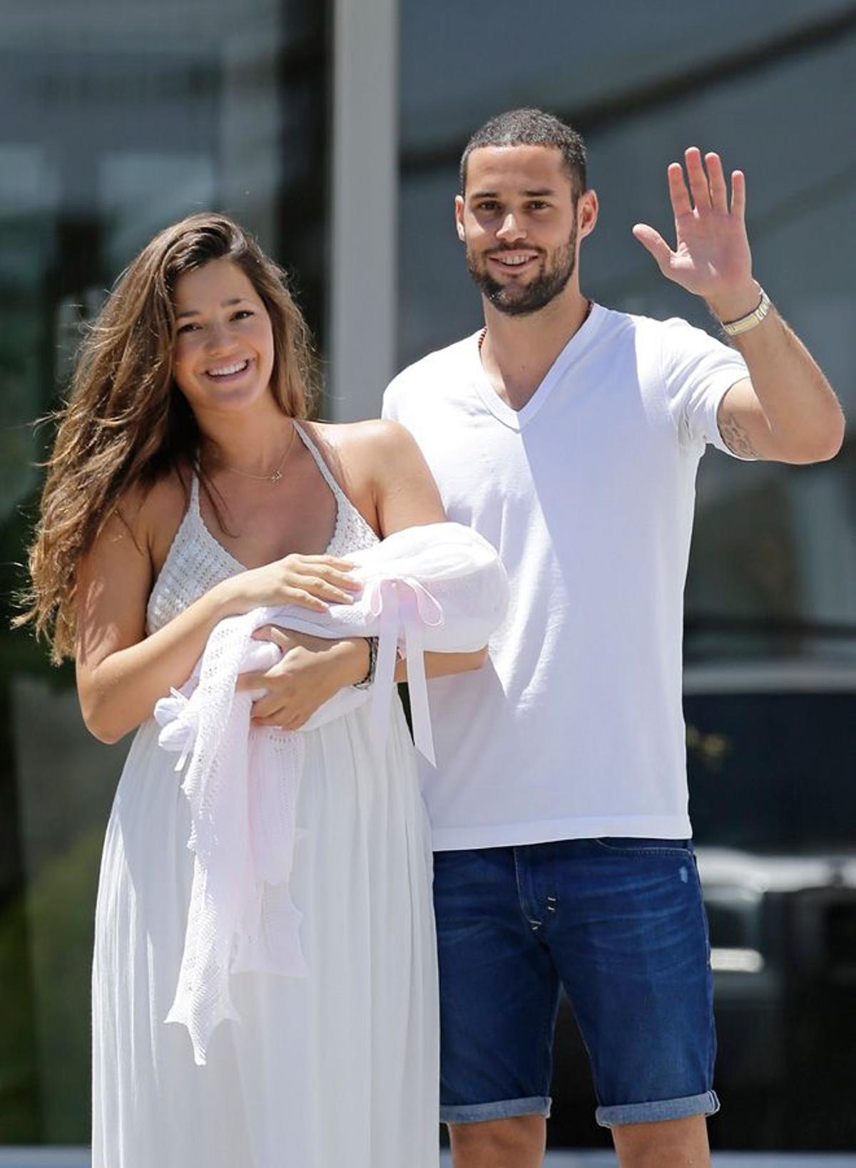 Malena Costa a la salida del hospital con Matilda y Mario Suárez