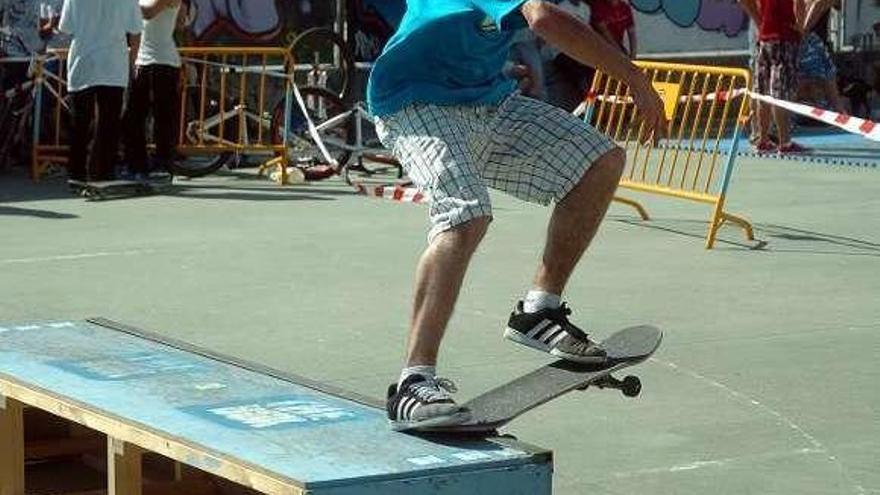 Un joven practicando skate en Campolongo. // R.V.