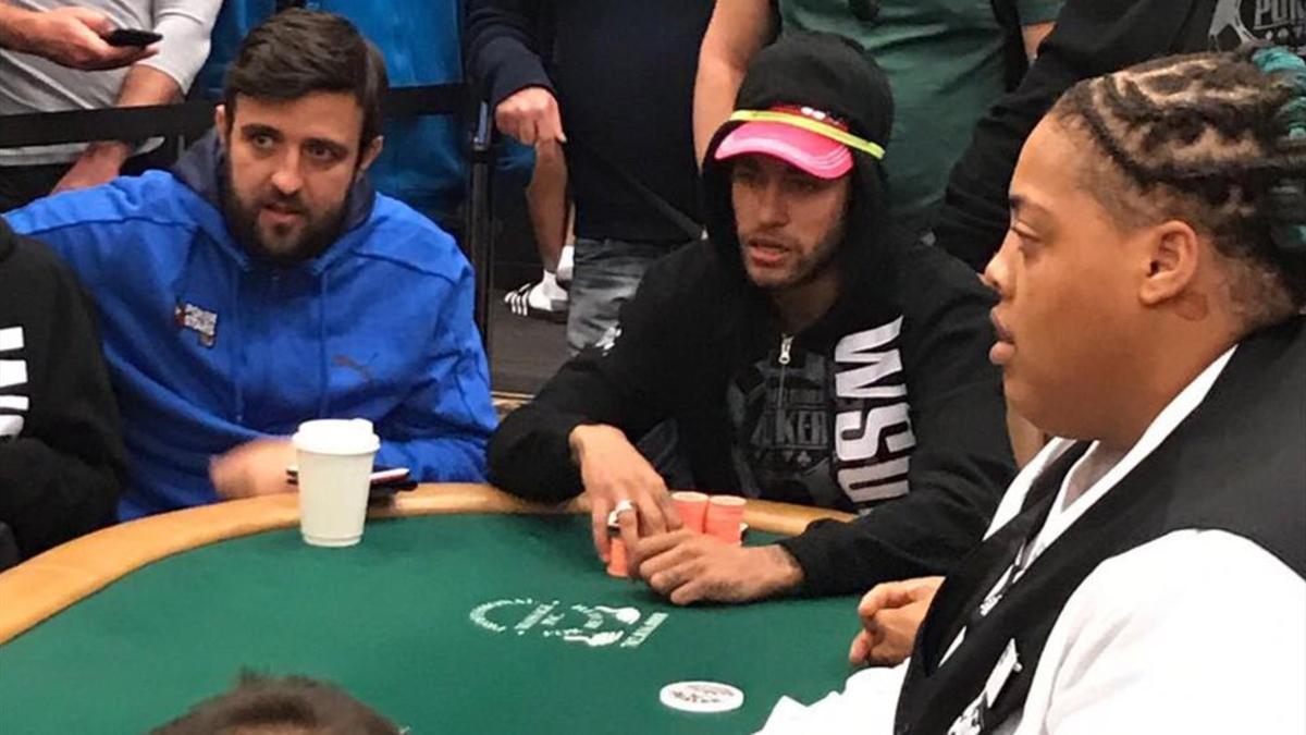 Neymar disfrutando de una de sus pasiones aparta del fútbol: el poker