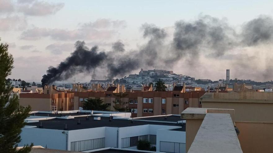 Un incendio quema un garaje lleno de motos de alquiler en Ibiza