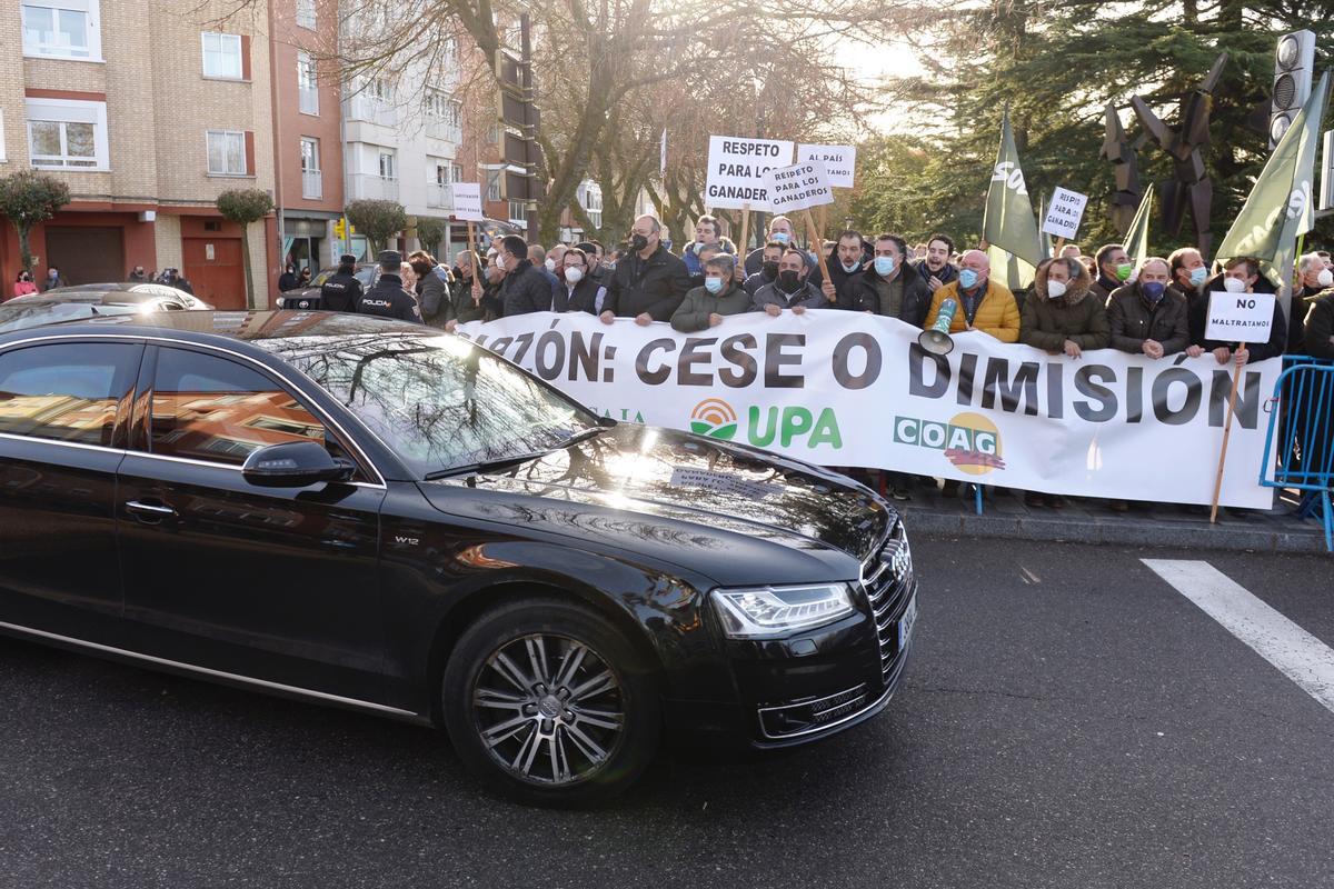 Ganaderos reciben a Pedro Sánchez con pancartas contra Alberto Garzón en el exterior del edificio de Palencia en el que el PSOE ha celebrado su mitin de presentación del candidato Luis Tudanca.