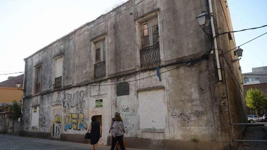 Así era el edificio antes de la obra. Sus desprendimientos obligaron a cortar el callejón contiguo.// N. Parga