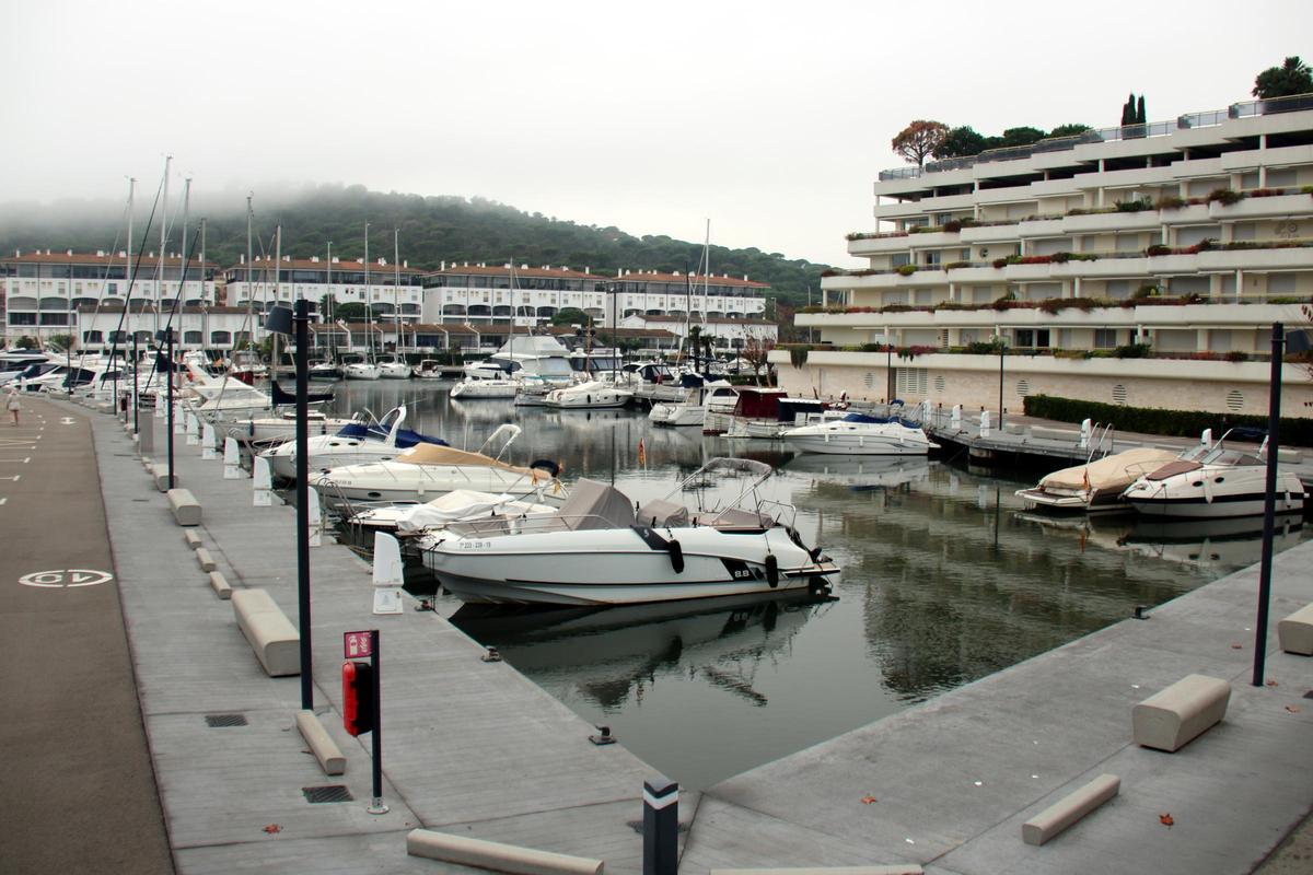 L'actual marina del Port d'Aro, amb llanxes i vaixells amarrats i blocs d'apartaments al fons.