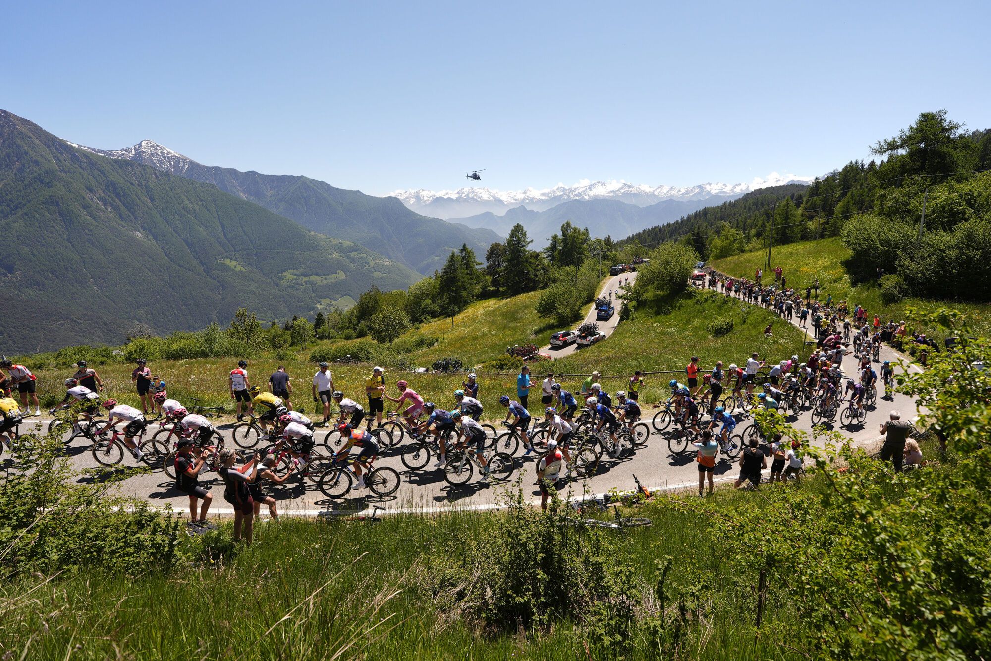 30 May 2025, Italy, Champoluc: The peloton rides during the nineteenth stage of the 108th Giro d'Italia cycling race, 166km from Biella to Champoluc. Photo: Fabio Ferrari/LaPresse via ZUMA Press/dpa Fabio Ferrari/LaPresse via ZUMA / DPA 30/05/2025 ONLY FOR USE IN SPAIN. Fabio Ferrari/LaPresse via ZUMA / DPA;sports;cycling;2025 Giro d'Italia - Stage 19;