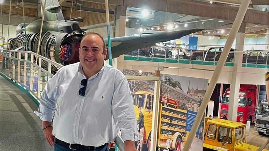 El presidente de la Cámara de Comercio de Lorca, Juan Francisco Gómez, en el Volvo Museum de Gotemburgo, en Suecia, junto a un avión fabricado por la compañía.