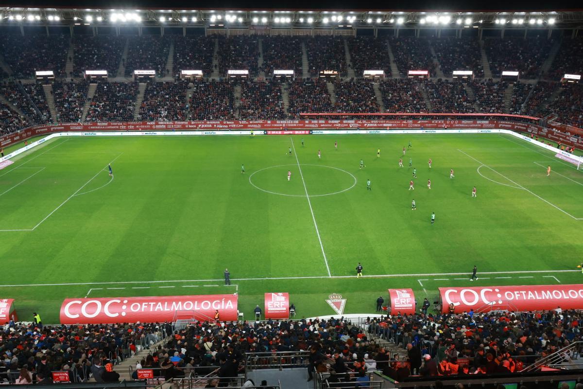 A la derecha, en las primeras filas de la Grada Lateral, aparece como un 'banquillo' gigante la zona dedicada a las nuevas butacas VIP