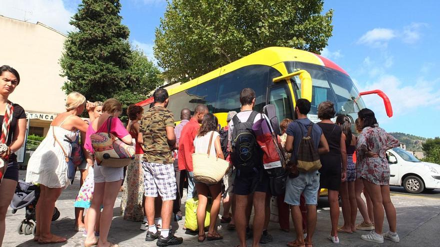 Cola de pasajeros para entrar en un bus, en la parada Cetre de Sóller.