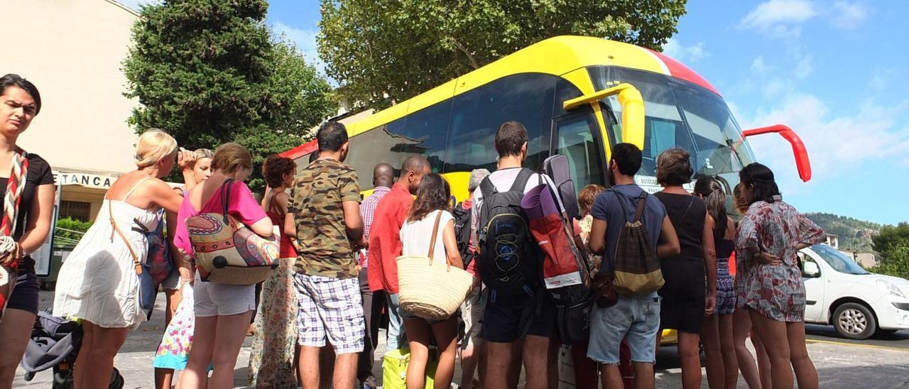 Cola de pasajeros para entrar en un bus, en la parada Cetre de Sóller.