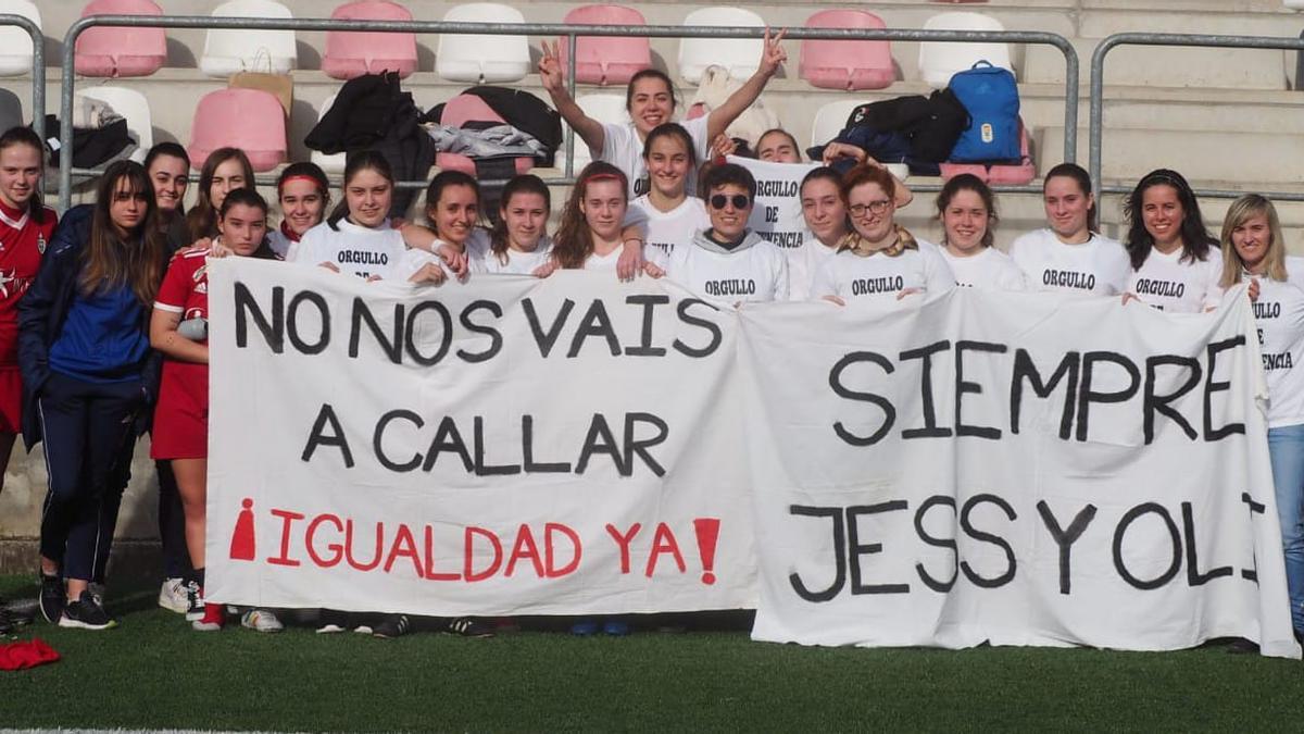 Las jugadoras del Covadonga, en El Bayu, con las pancartas y camisetas reivindicativas.