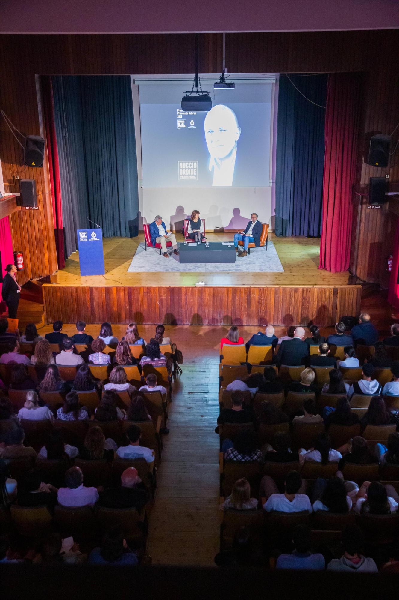 EN IMÁGENES: Así fue el homenaje al fallecido Nuccio Ordine en el IES Aramo