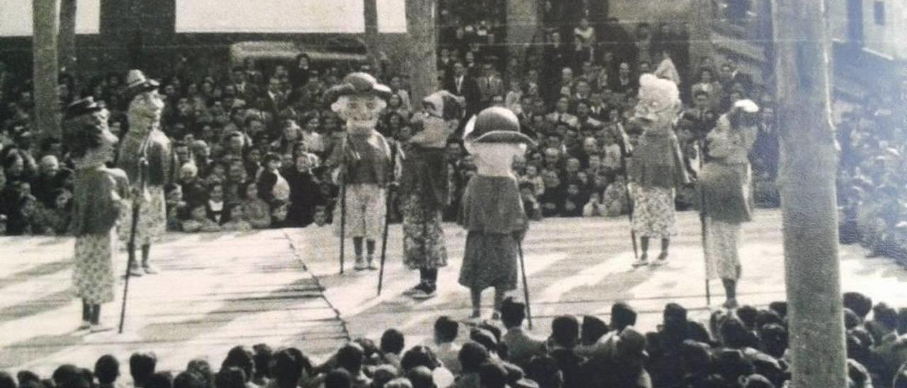 Las figuras, durante el baile en la Plaça Major, en el año 1953.