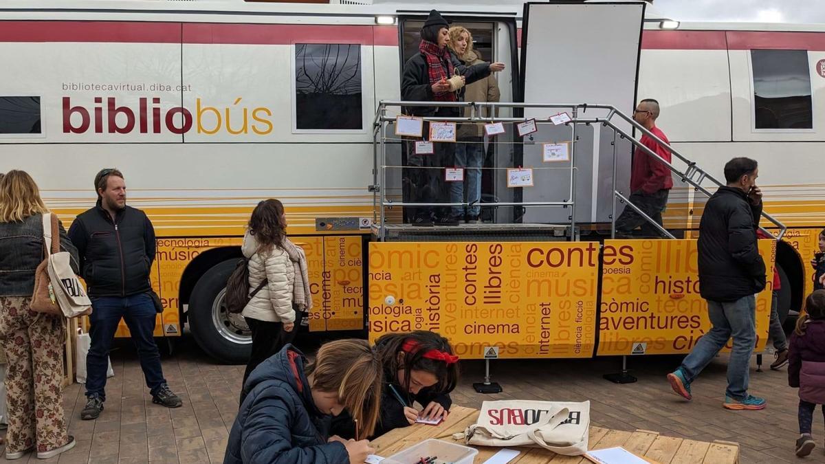 Participants a la festa d'inauguració del nou Bibliobús Pedraforca, dissabte a Guardiola de Berguedà