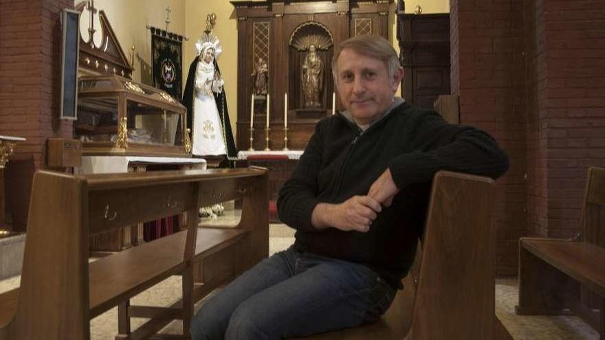 Joaquín Serrano, ayer, en uno de los nuevos bancos de la iglesia de San Félix de Lugones.