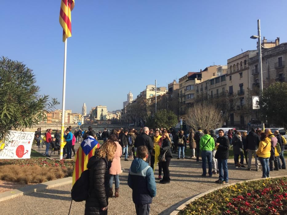 L'ANC reparteix cintes grogues a Plaça Catalunya