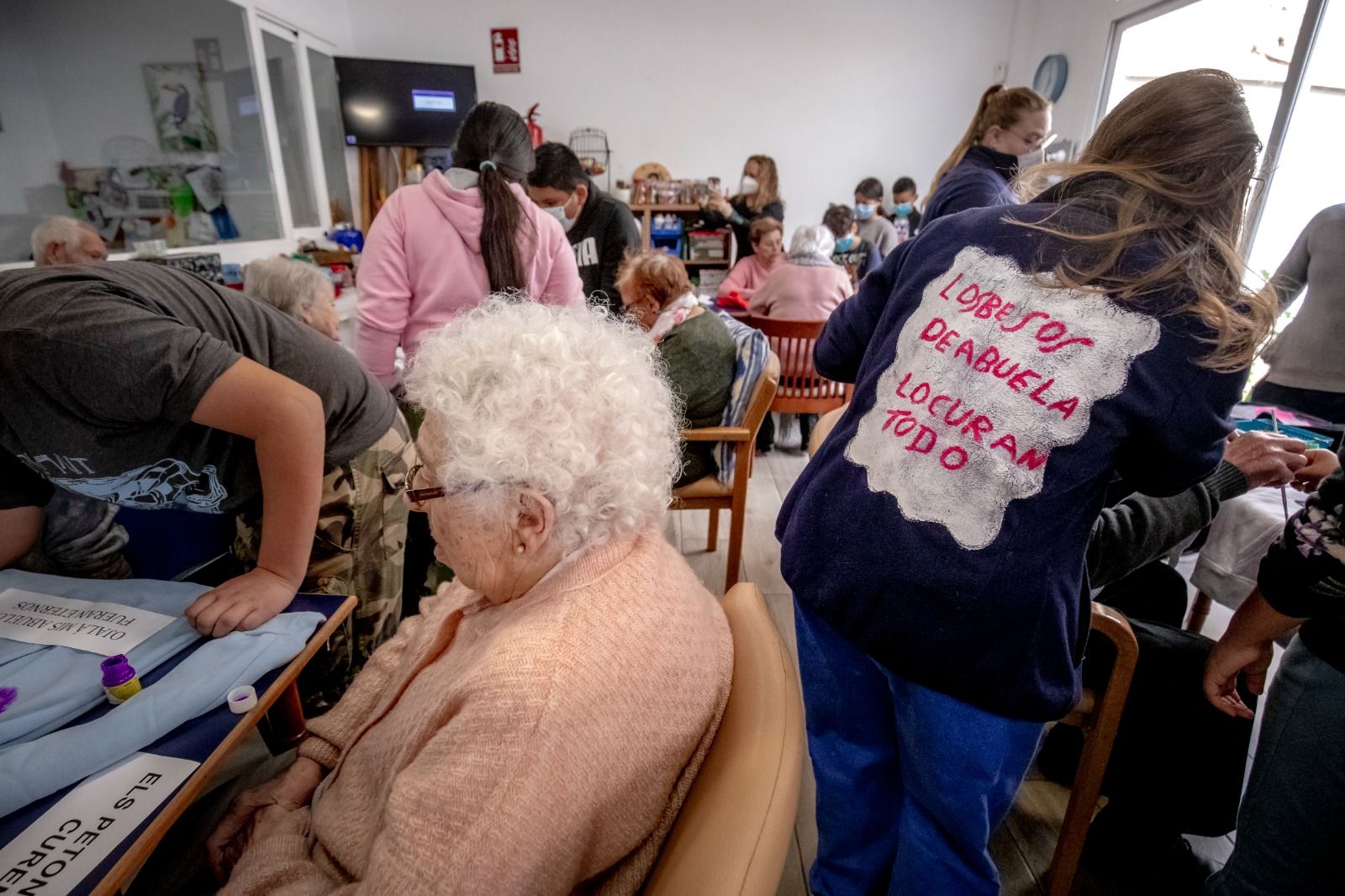 "Mayores y niños del barrio de Foners de Palma trabajan y disfrutan juntos: la mezcla perfecta de alegría y cariño"