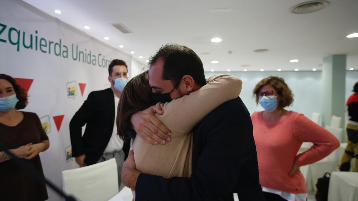 El coordinador provincial, Sebastián Pérez, abraza a la recién nombrada nueva coordinadora local.