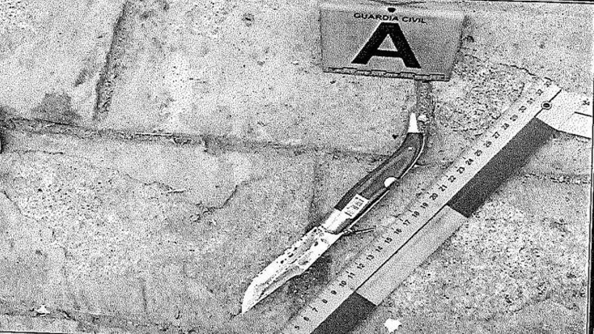 Imagen del arma homicida recogida en el atestado de la Guardia Civil