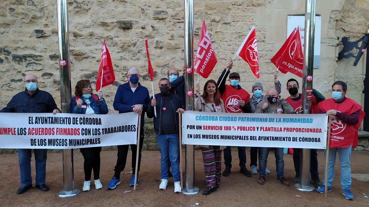 Trabajadores de los museos municipales, en la muralla del Alcázar, en la mañana de este Jueves Santo, en que han iniciado la huelga.