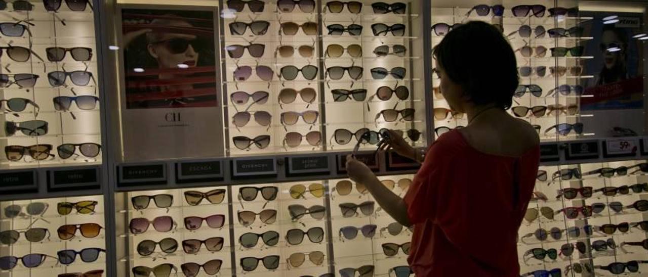 Un expositor de gafas de sol en un comercio de la calle Corredora, en Elche.