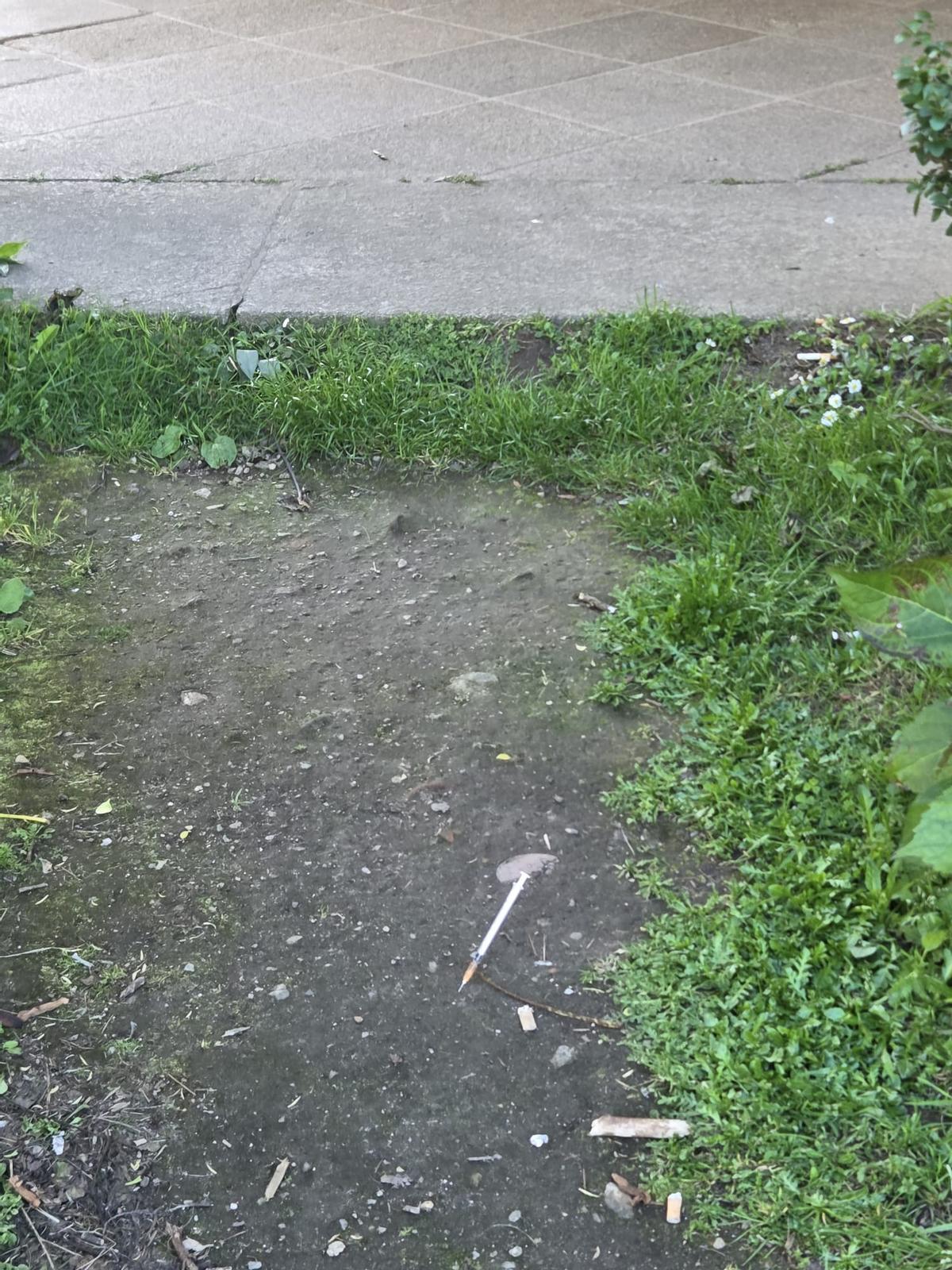 Una de las jeringuillas encontradas por este compostelano, clavada en una zona de paso frente a los soportales del Colegio Mayor Fonseca