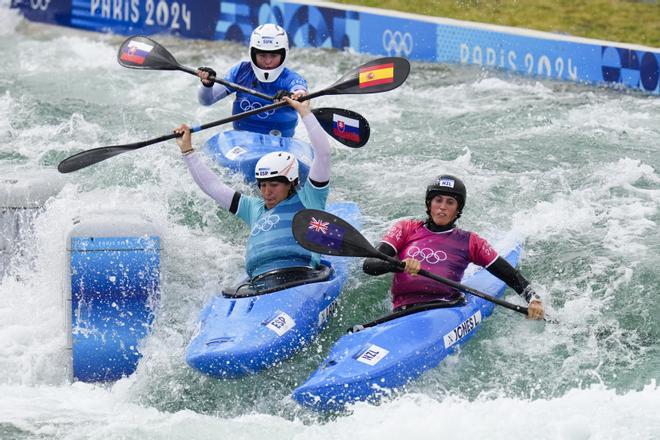 Luuka Jones compite contra Miren Lazkano y Zuzana Pankova Piragüismo en Eslalon KX-1 femenino.