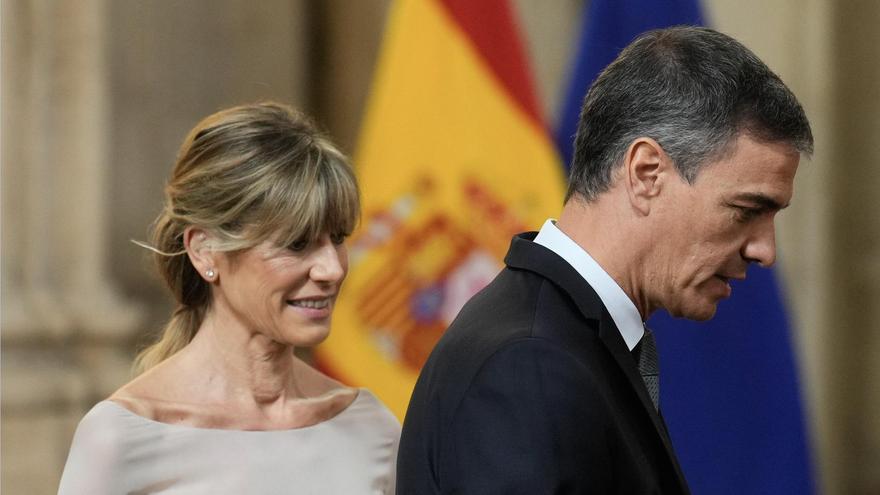 El presidente del Gobierno, Pedro Sánchez, junto a su mujer, Begoña Gómez, a su llegada a una ceremonia de entrega de las condecoraciones al mérito civil.