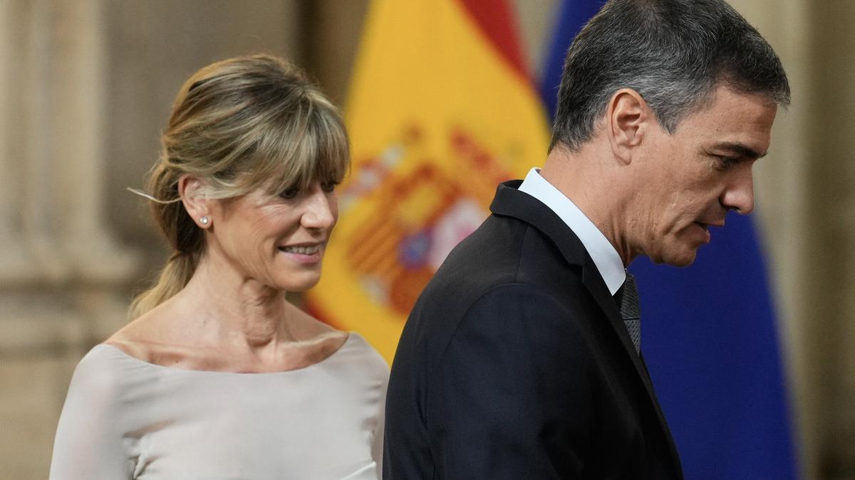 El presidente del Gobierno, Pedro Sánchez, junto a su mujer, Begoña Gómez, a su llegada a una ceremonia de entrega de las condecoraciones al mérito civil.