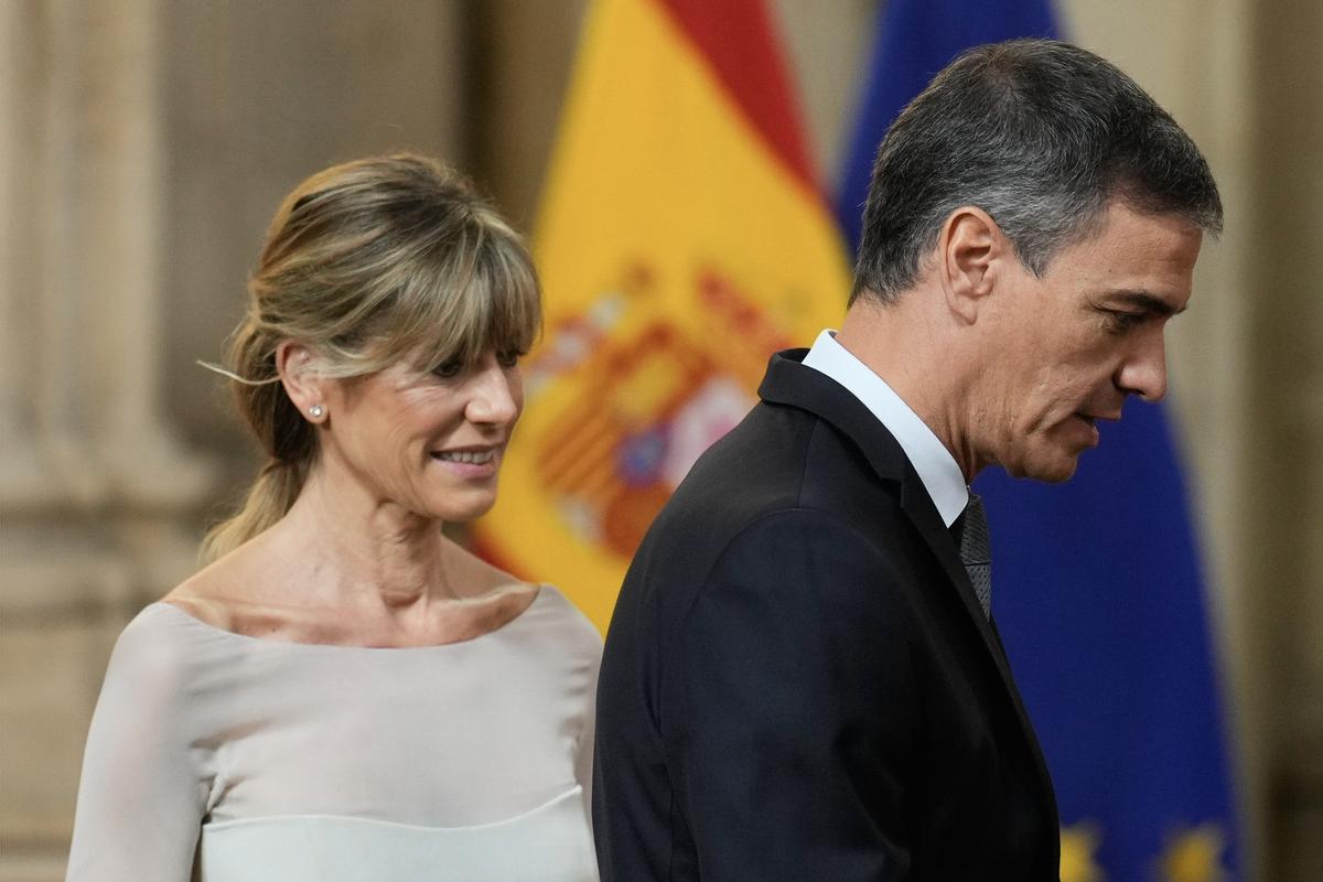 El presidente del Gobierno, Pedro Sánchez, junto a su mujer, Begoña Gómez, a su llegada a una ceremonia de entrega de las condecoraciones al mérito civil.