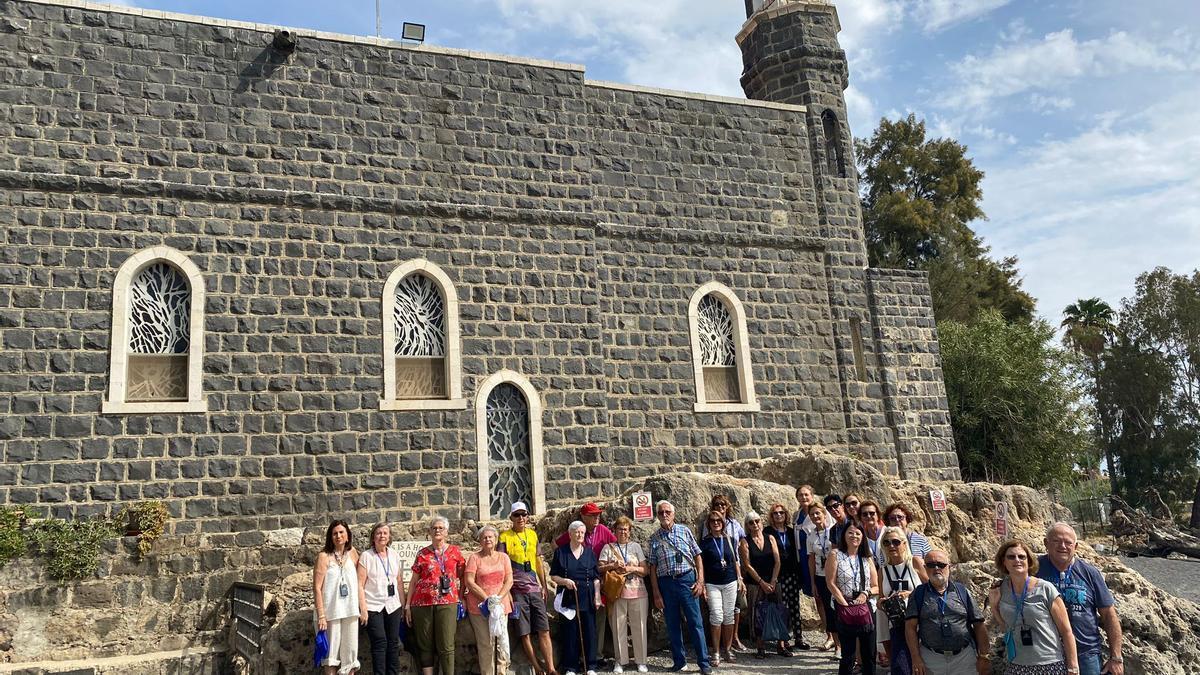 El grupo de Santa Cecilia, ante la iglesia del Primado en el Mar de Galilea.