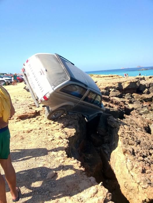 Un coche casi se precipita al mar en Comte