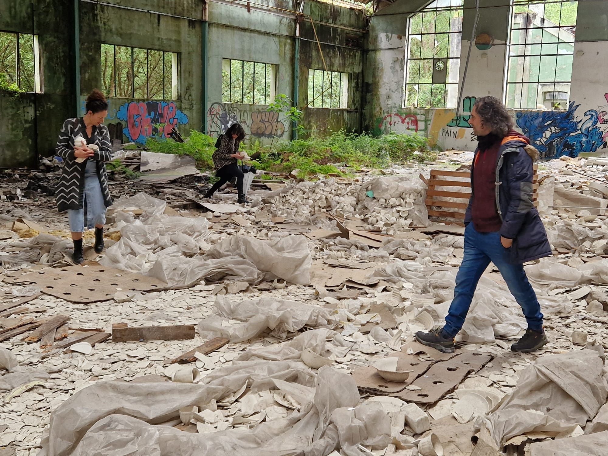 En imágenes | Exposición reivindicativa en la antigua fábrica de loza de San Claudio