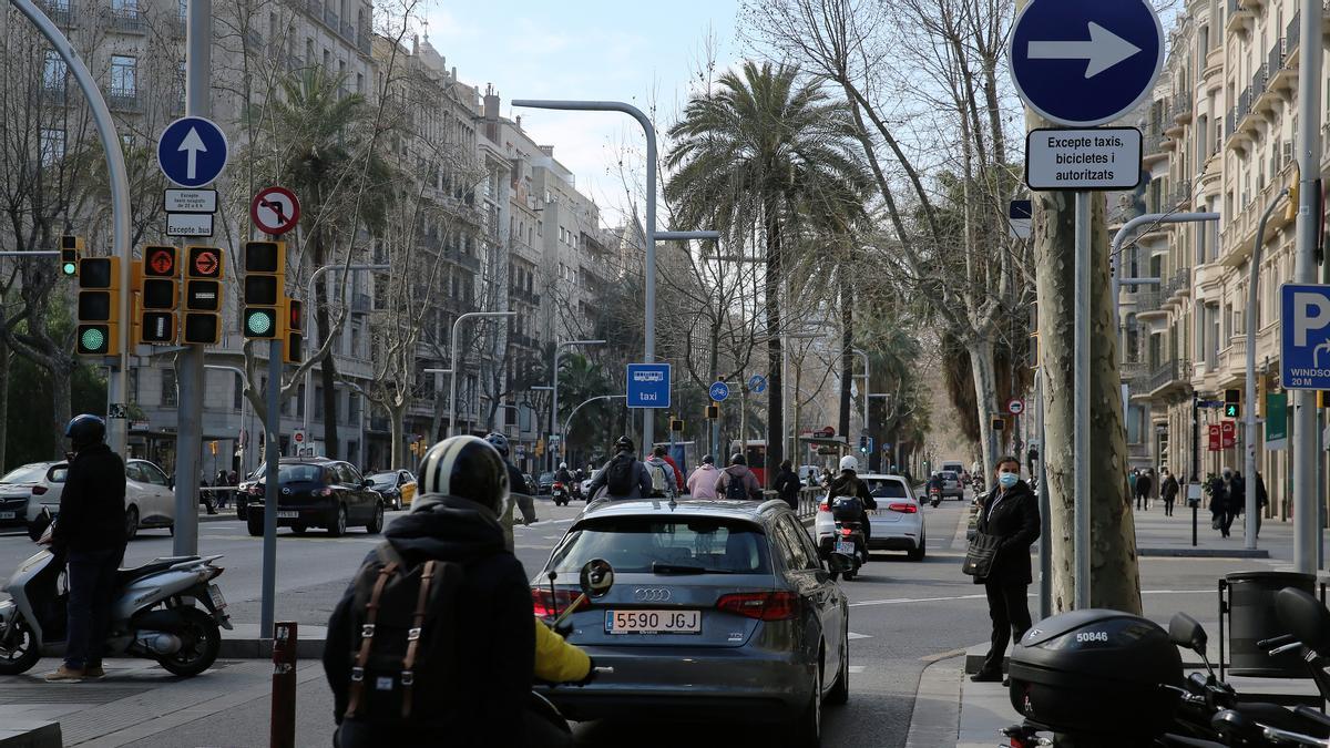 Incumplimiento de la norma en Via Augusta con Diagonal, en el lateral de montaña