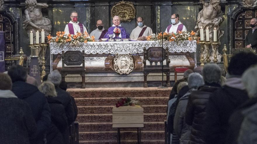 Igualada omple la basílica en un emotiu comiat al polític i escriptor Antoni Dalmau
