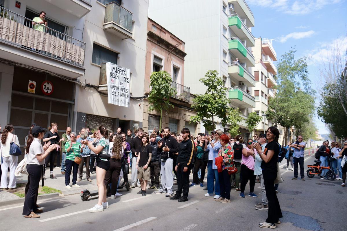 Mobilització per aturar el desnonament de la Carme Alcaraz, Carmeta, veïna de 89 anys de Vilanova i la Geltrú víctima d'irregularitats en una permuta immobiliària