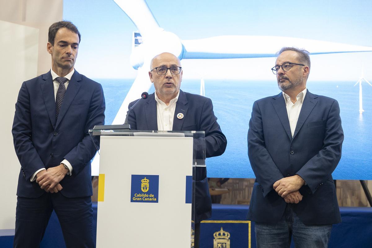 El presidente del Clúster Marítimo de Canarias, Germán Suárez; el presidente del Cabildo de Gran Canaria, Antonio Morales, y el  consejero de Medio Ambiente, Clima, Energía y Conocimiento, Raúl García Brink.