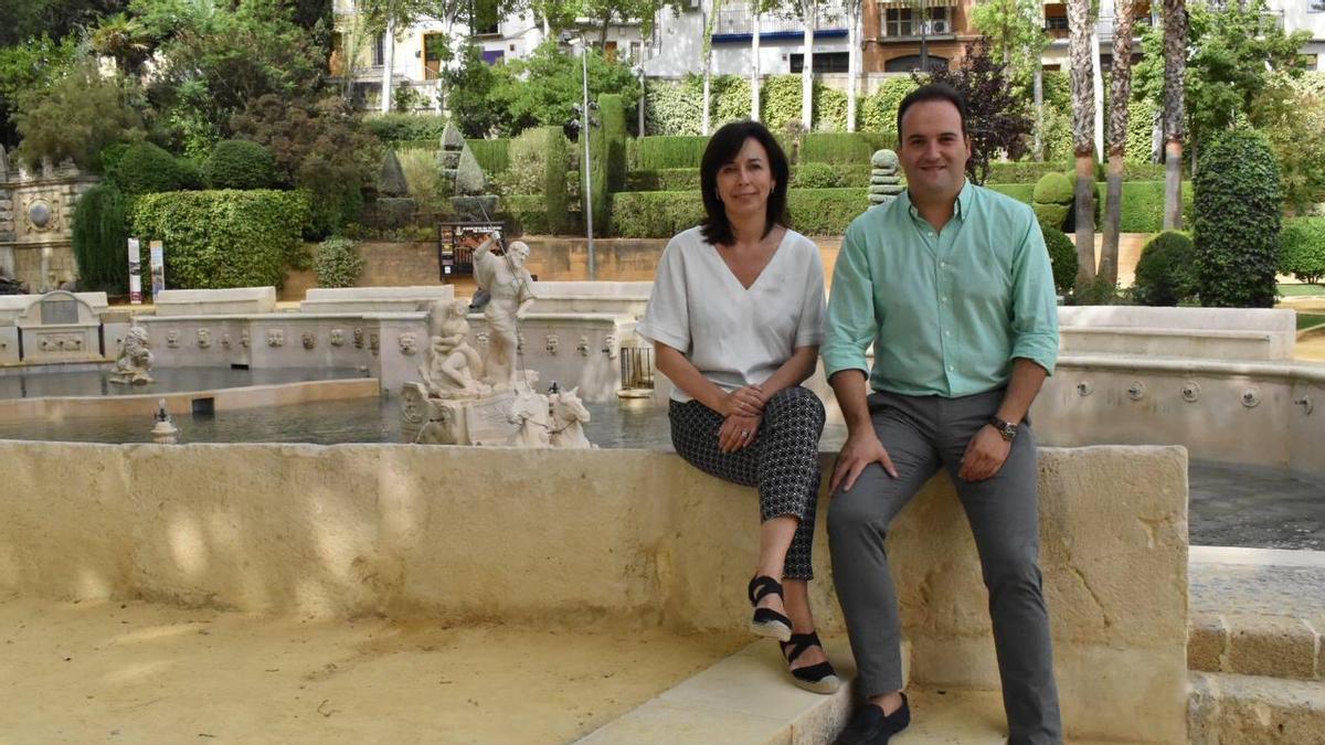 María Luisa Ceballos y Juan Ramón Valdivia, en la Fuente del Rey de Priego.
