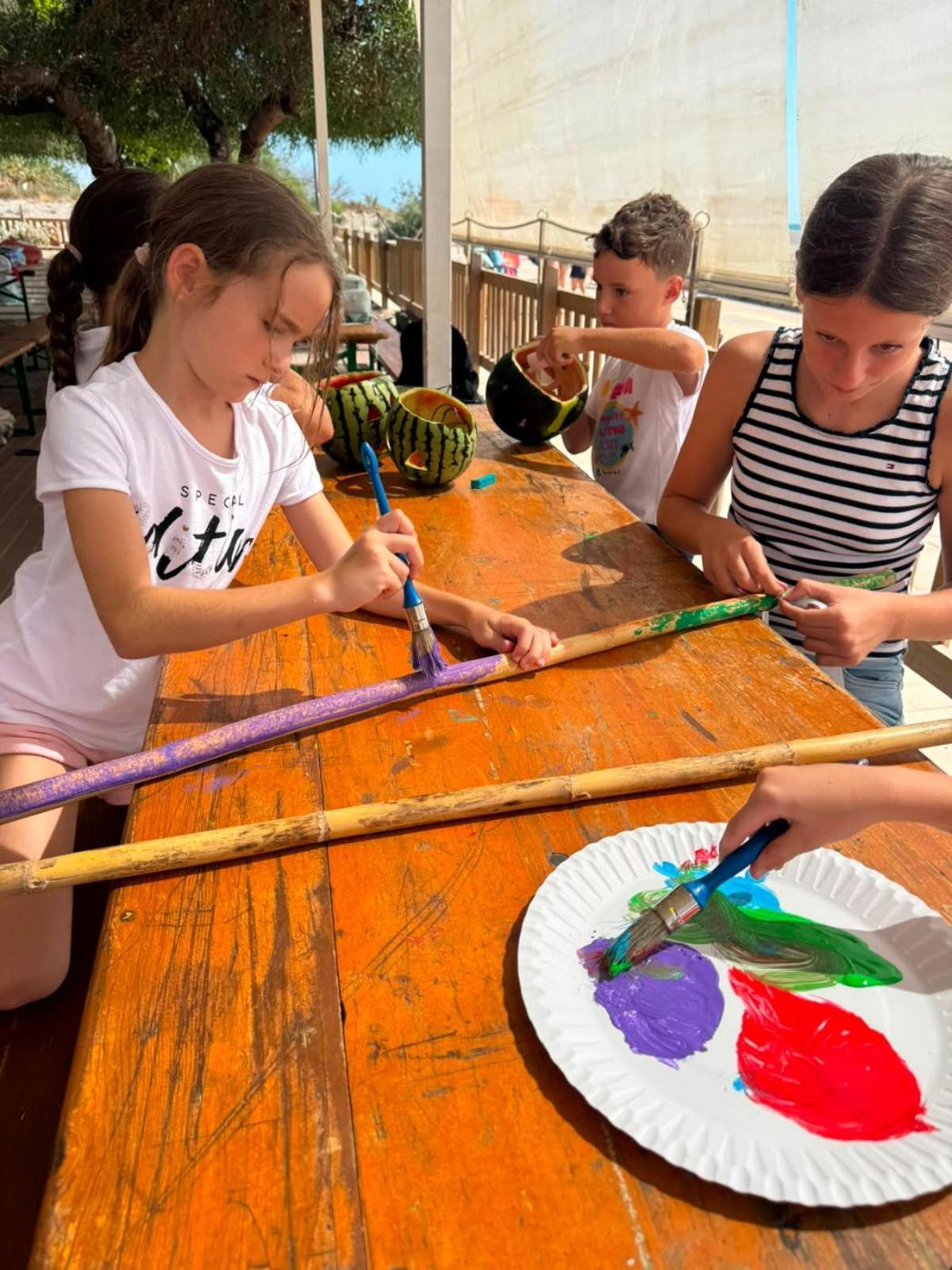 Niños y niñas de Xilxes elaborando los tradicionales ‘farolets de meló d'Alger’ para la romería.