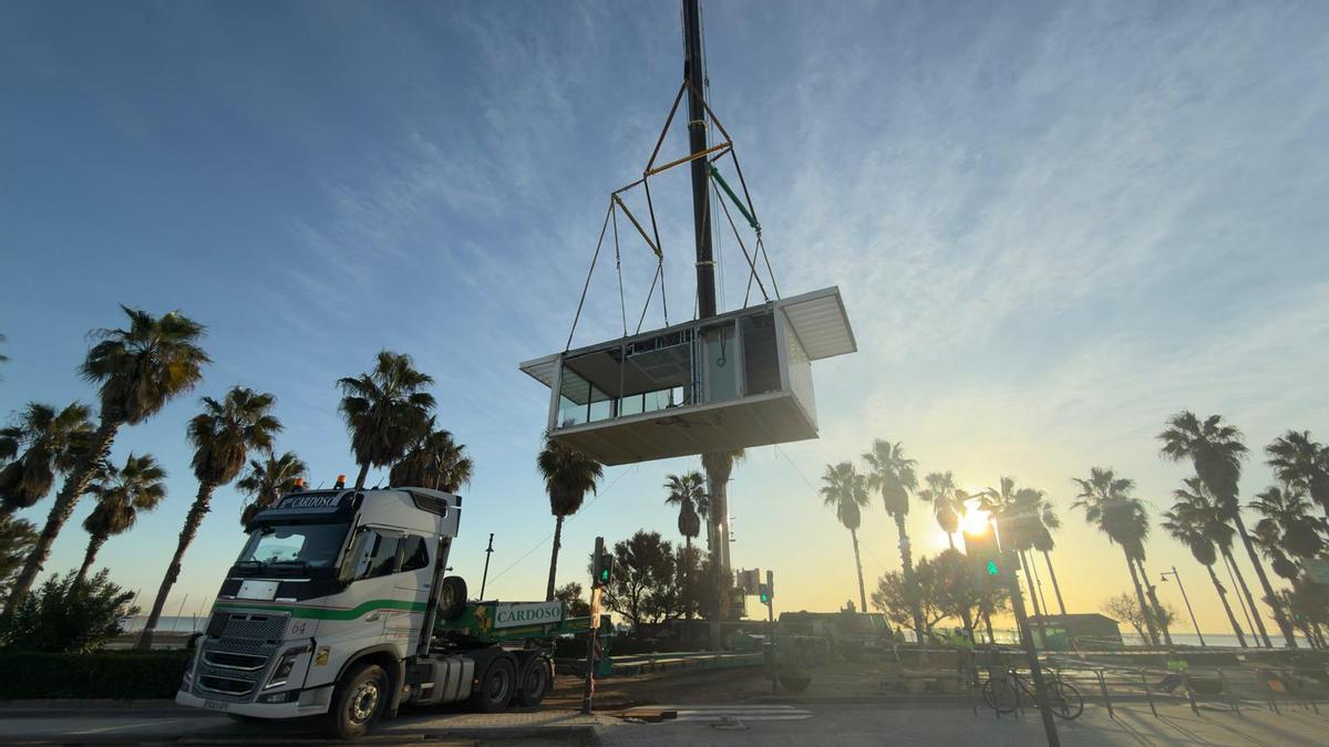Así ha sido la instalación chiringuitos modulares de la Malva-rosa Así ha sido la instalación chiringuitos modulares de la Malva-rosa