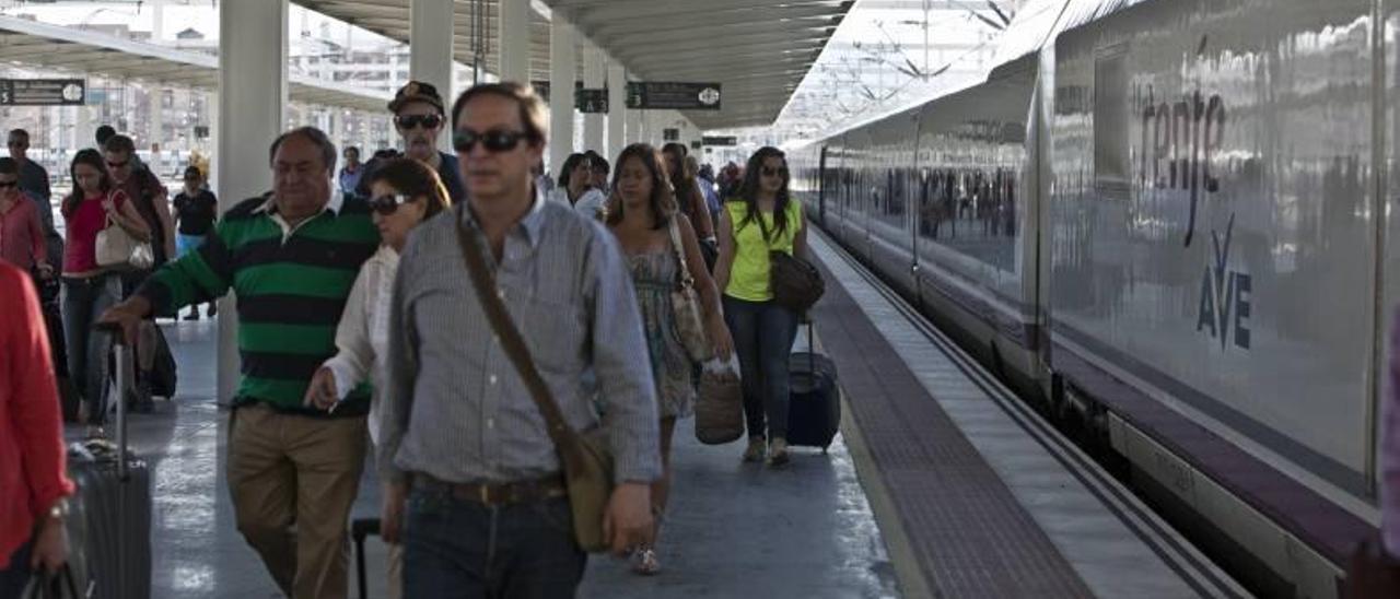Renfe aumenta los AVE en Pascua tras completar seis trenes en sólo dos días
