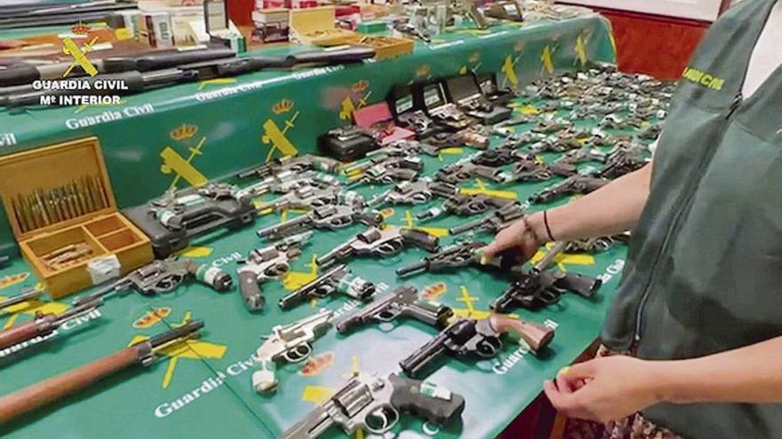 Juzgan a un arousano  al que le intervinieron una quincena de armas