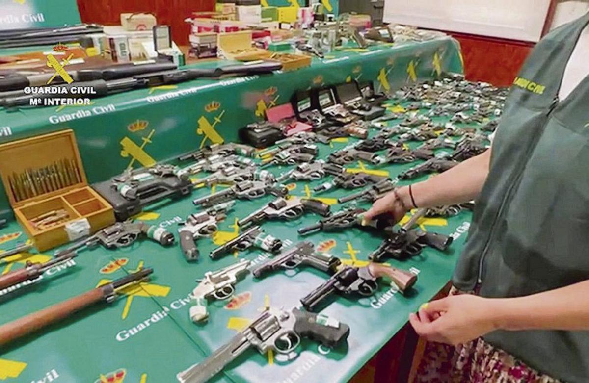 Armas intervenidas en una operación de la Guardia Civil. | FDV