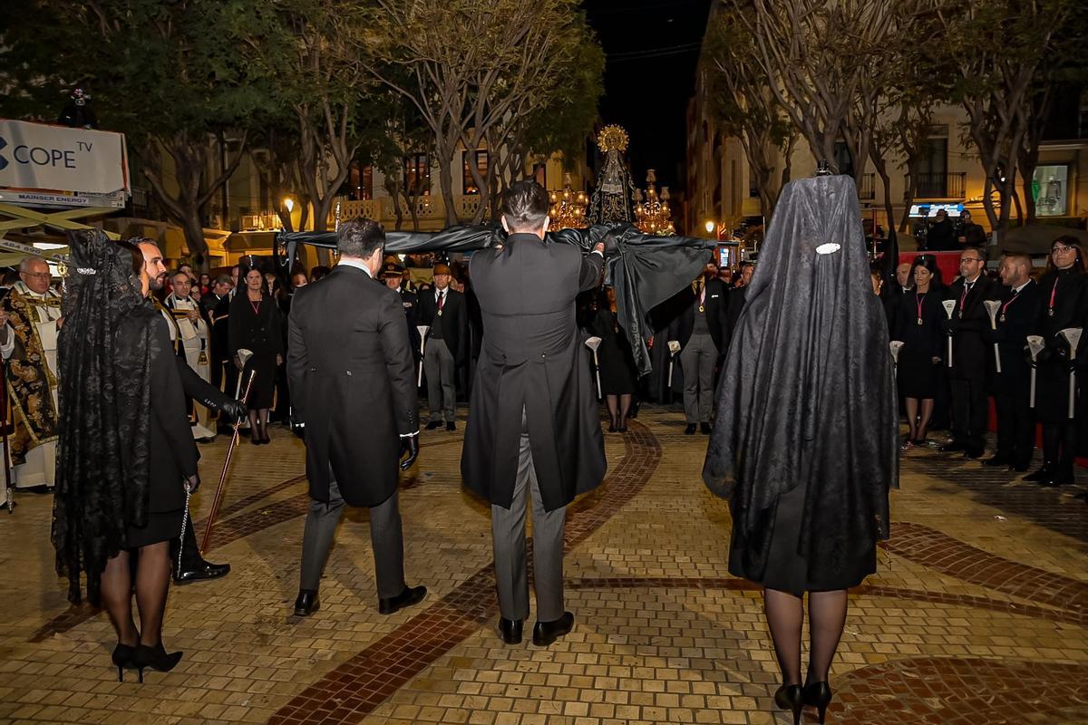 Viernes Santo en Elche: Así ha sido la "Trencà del Guió" Viernes Santo en Elche: Así ha sido la "Trencà del Guió"
