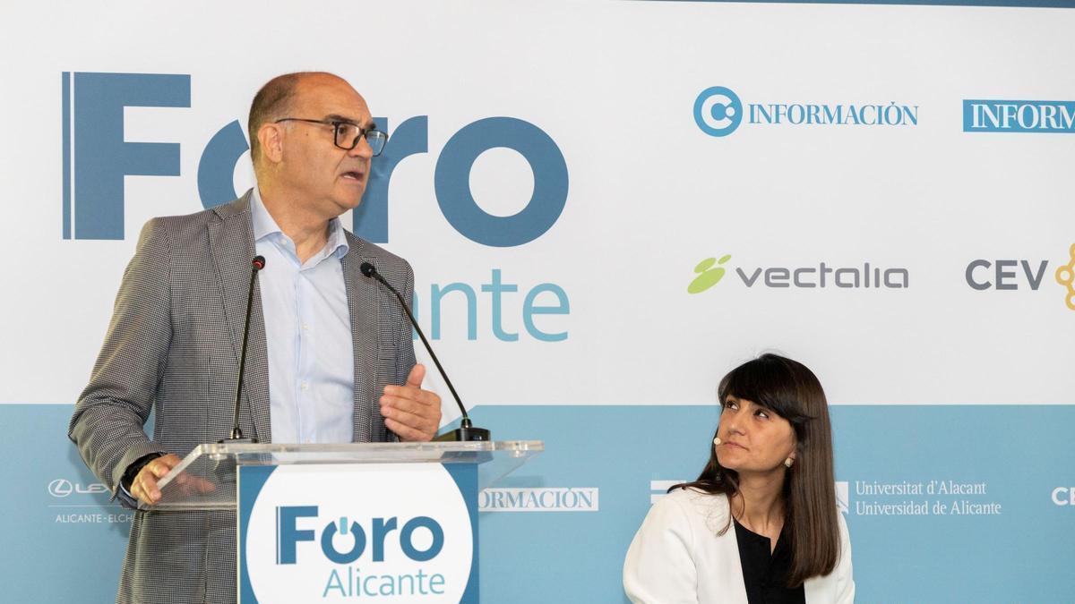 Manuel Palomar, junto a González Veracruz, en el Foro Alicante. / FOTO: PILAR CORTÉS