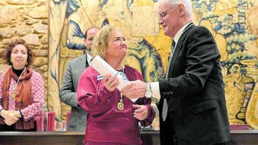 Dolores Sánchez Palomino e Víctor Freixanes, presidente da RAG, con Marilar Aleixandre á esquerda. |  // RAG