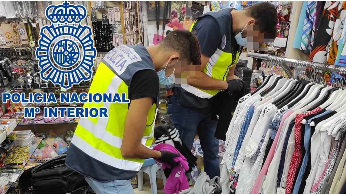 Agentes durante la operación por la venta de productos falsificados.