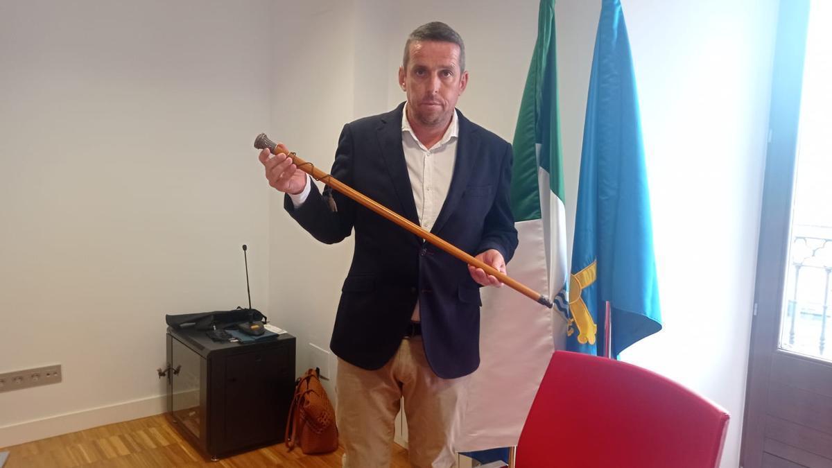 José Ángel Toyos, con el bastón de mando el día de su elección como Alcalde.